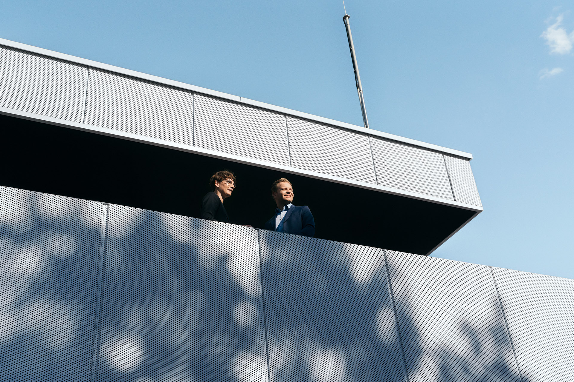 Sustainability experts Dr Johanna Klewitz and Malte Vömel on the balcony of the lounge of the Audi charging hub.